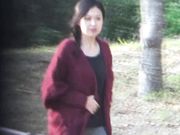 公共场合内急的美眉们找个隐蔽处就开始尿尿