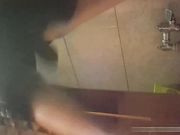 颜值高妹子貌似把内裤弄湿了用纸巾拼命插