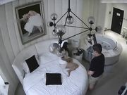 和漂亮女友开房打炮还没进去就喊疼