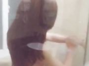 性感美骚少妇弄坏酒店蓬头故意勾引求操