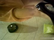 吸烟妹子貌似喝高了尿着突然呕吐