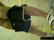 女厕偷拍年轻妹子在厕所玩手机