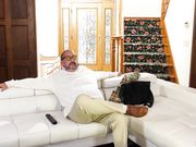 与两个老头轮流做爱的女推销员