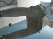 女厕尾随妹子进女厕偷窥玩手机的高跟妹子