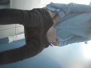 女厕尾随妹子进女厕偷窥玩手机的高跟妹子