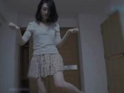 少妇脱掉内裤在客厅地上被爆操