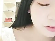 漂亮美女手心残留的余精