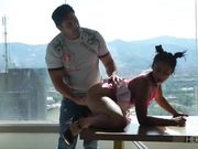 射在黑妹翘臀中间的菊花上