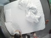 很骚主动脱掉自己和男友内裤