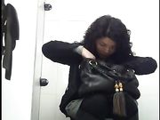 大家都排着队来上厕所