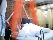 美女衣服还没脱完就被爆操