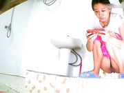 工厂集体宿舍公共卫生间偷拍妹子