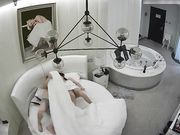 大叔艳福不浅与小情人洗鸳鸯浴