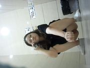 全景女厕偷拍红内裤美眉