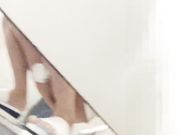 隔板女厕露脸近距离偷拍美女