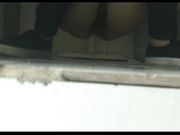 红衣美女出来捂着脸难道被发现