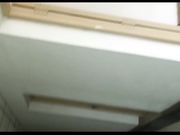 红衣美女出来捂着脸难道被发现