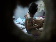 偷拍同租屋內老公給漂亮媳婦擦奶洗腳