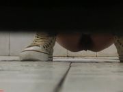 网吧尾随妹子进女厕偷窥