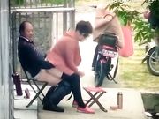 大爷和姘头大白天在门前老汉推车