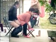 大爷和姘头大白天在门前老汉推车