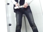 商场厕拍妹子的红内裤很是扎眼