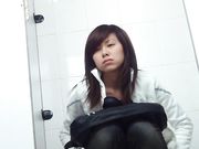 商场厕拍妹子的红内裤很是扎眼