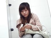 商场厕拍妹子的红内裤很是扎眼