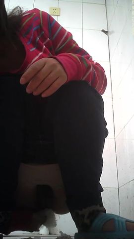 厕拍系列三穿着睡衣一脸懵逼