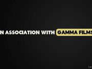 妻子当着丈夫的面与人做爱