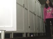 女厕近距离偷拍背着包的妹子