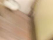 美女在厕所发现自己被偷拍