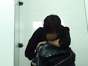 商场厕拍大眼萌妹一脸心事