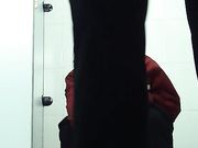 商场厕拍大眼萌妹一脸心事