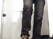 商场厕拍妹子边尿边补妆像是去约会