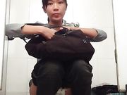 商场厕拍妹子边尿边补妆像是去约会