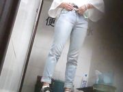 厕所偷拍 美女喜欢倒着尿尿