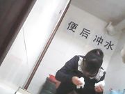 女厕偷拍 抹完还要揉一揉下面