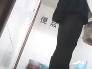 女厕偷拍 金发妹子胸还挺大