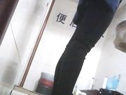 女厕偷拍 金发妹子胸还挺大