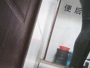 女厕偷拍 尿尿还在讨论打麻将