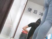 女厕偷拍 尿尿还在讨论打麻将