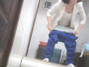 女厕偷拍 瘦弱的妹子好清纯