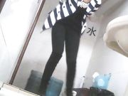 女厕偷拍 瘦弱的妹子好清纯