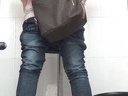 商场厕拍 妹子像是没睡好样