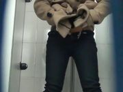 商场厕拍 姐妹在厕所聊天