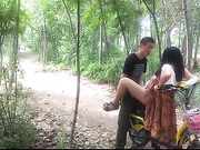 野战自拍 以天为被以电动车为床在小路旁愉快的偷情