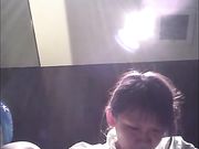 坐厕偷拍漂亮时尚妹子的不雅动作