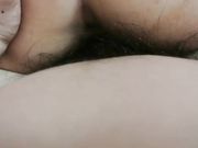 在房间内操鲜嫩多汁肉肉的小女友站在地上拍摄阴茎的进进出出