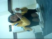 公共女厕偷拍烟瘾很大的少妇